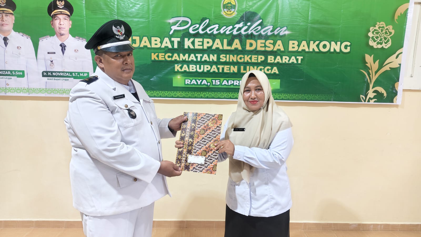 Plt. Camat Singkep Barat Lantik Pj Kades Bakong | Foto : Zonamu/Eki