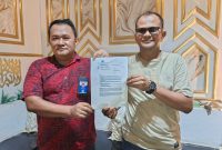 Tanjung Buser (kanan) didampingi kuasa hukumnya, Ilfan Rambe (kiri), menunjukkan surat SP2Lid saat menggelar konferensi pers di kediamannya, Karimun, Jumat (17/4/2026) | Foto: Bustomi