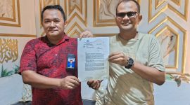 Tanjung Buser (kanan) didampingi kuasa hukumnya, Ilfan Rambe (kiri), menunjukkan surat SP2Lid saat menggelar konferensi pers di kediamannya, Karimun, Jumat (17/4/2026) | Foto: Bustomi