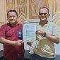 Tanjung Buser (kanan) didampingi kuasa hukumnya, Ilfan Rambe (kiri), menunjukkan surat SP2Lid saat menggelar konferensi pers di kediamannya, Karimun, Jumat (17/4/2026) | Foto: Bustomi