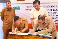 Bupati Lingga bersama BRK Syariah saat penandatangan MoU dengan BRK Syariah | Foto : Zonamu/Ist