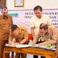 Bupati Lingga bersama BRK Syariah saat penandatangan MoU dengan BRK Syariah | Foto : Zonamu/Ist