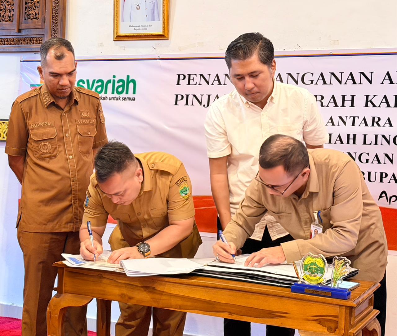Bupati Lingga bersama BRK Syariah saat penandatangan MoU dengan BRK Syariah | Foto : Zonamu/Ist
