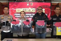 Kapolres Karimun saat memperlihatkan barang bukti saat conferensi pers | Foto : Zonamu/Bustomi