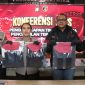 Kapolres Karimun saat memperlihatkan barang bukti saat conferensi pers | Foto : Zonamu/Bustomi