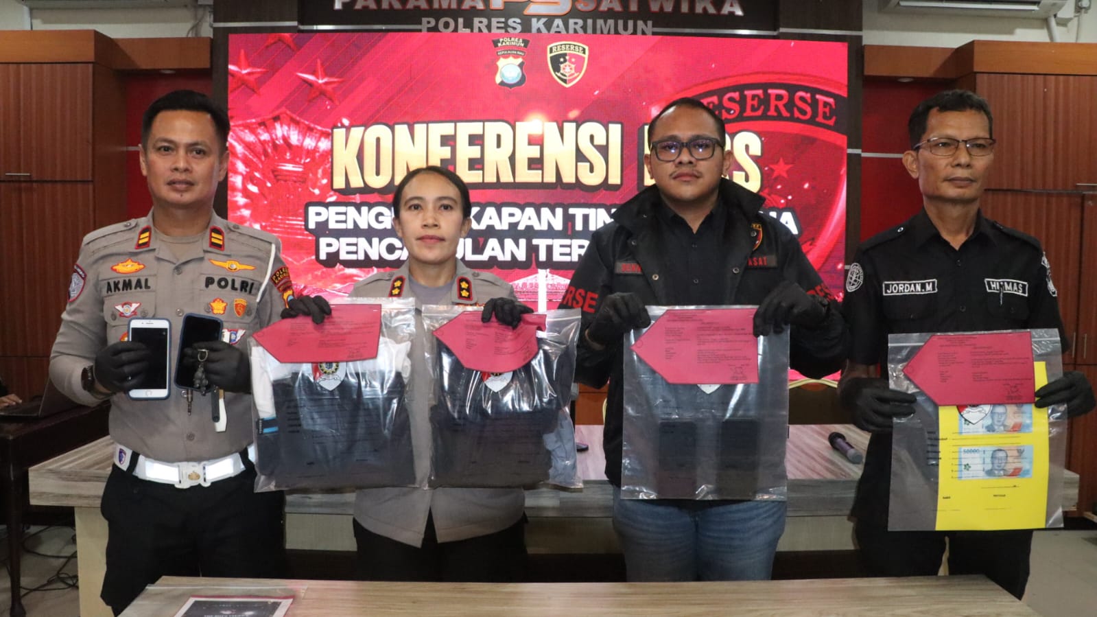 Kapolres Karimun saat memperlihatkan barang bukti saat conferensi pers | Foto : Zonamu/Bustomi
