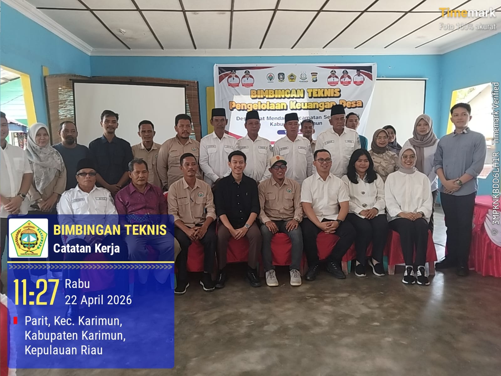 Kepala Desa Selat Mendaun, Rusli, bersama seluruh perangkat desa berfoto bersama jajaran Kejaksaan Negeri Karimun usai kegiatan | Foto: Zonamu/Pemdes Selat Mendaun