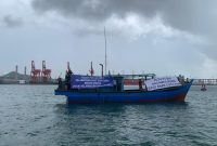 Bentuk Aksi Warga Protes dengan Konvoi menggunakan kapal | Foto : Zonamu/Ist