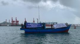 Bentuk Aksi Warga Protes dengan Konvoi menggunakan kapal | Foto : Zonamu/Ist