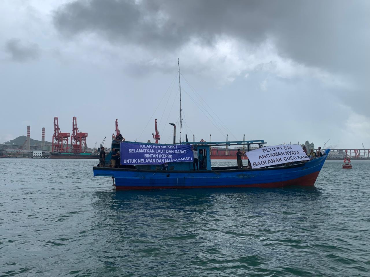 Bentuk Aksi Warga Protes dengan Konvoi menggunakan kapal | Foto : Zonamu/Ist