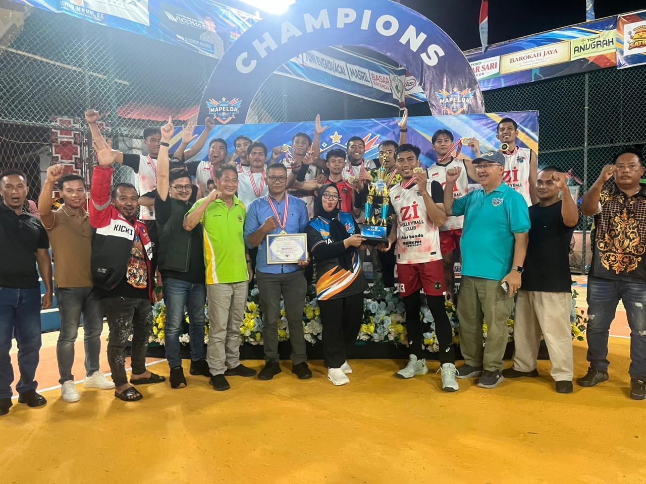 Ketua DPRD Lingga Maya Sari saat menutup turnamen volly | Foto : Zonamu/Ist