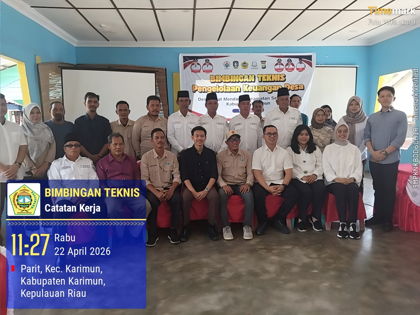 Kepala Desa Selat Mendaun, Rusli, bersama seluruh perangkat desa berfoto bersama jajaran Kejaksaan Negeri Karimun usai kegiatan | Foto: Zonamu/Pemdes Selat Mendaun
