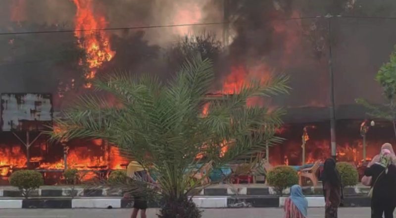 Kebocoran Gas Bakar Tiga Warung Joyoboyo Karimun | Foto : Zonamu/Bustomi