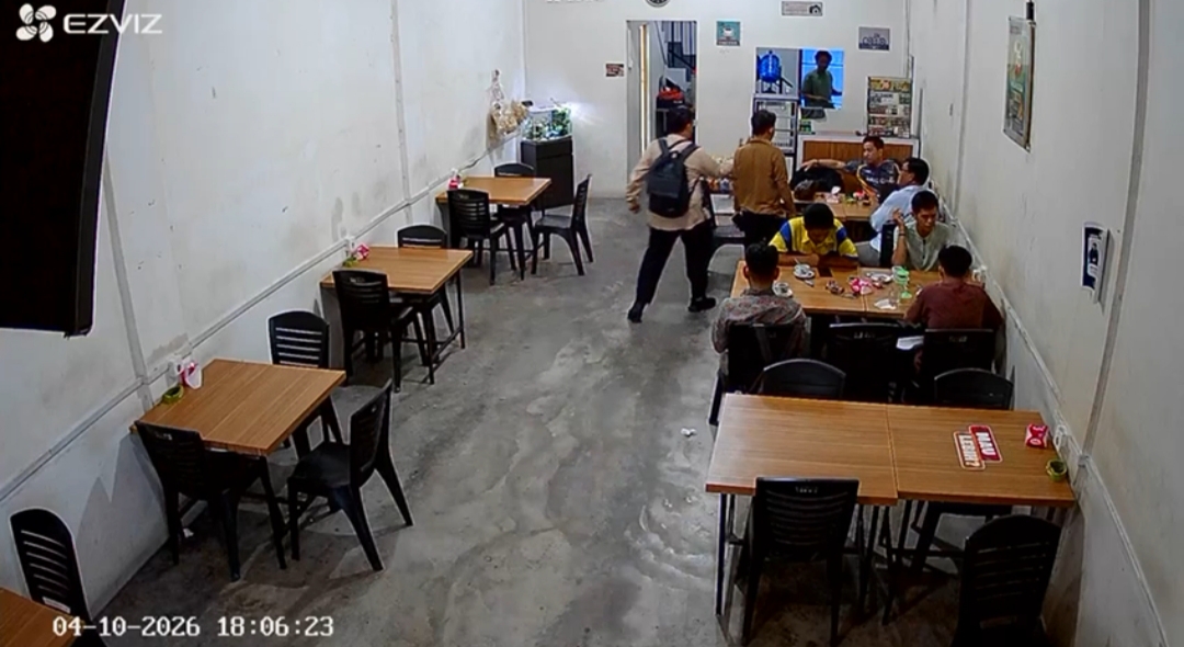 TW (pria memakai tas ransel hitam, berjalan menuju meja), saat mendatangi awak media ini di salah satu kedai kopi di wilayah Poros Karimun, Jumat (10/4/2026) malam | Foto: CCTV Kedai Kopi