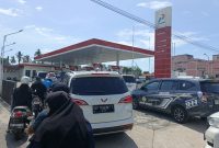 Potret antrian panjang di SPBU Dabo Singkep | Foto : Zonamu/Wandi