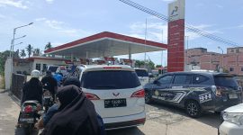 Potret antrian panjang di SPBU Dabo Singkep | Foto : Zonamu/Wandi