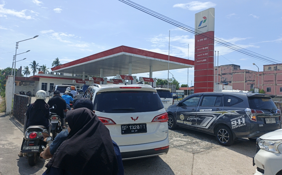 Potret antrian panjang di SPBU Dabo Singkep | Foto : Zonamu/Wandi