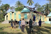 Potret kondisi rumah melayu lama yang dihantam puting beliung dini hari tadi | Foto : Zonamu/Yuda