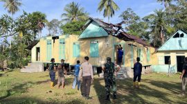 Potret kondisi rumah melayu lama yang dihantam puting beliung dini hari tadi | Foto : Zonamu/Yuda