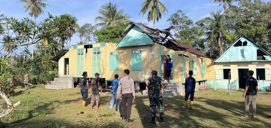 Potret kondisi rumah melayu lama yang dihantam puting beliung dini hari tadi | Foto : Zonamu/Yuda