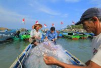 Aktivitas nelayan yang tetap produktif di sekitar wilayah operasional PT Timah | Foto: Zonamu/Humas PT Timah