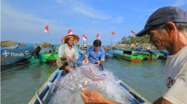 Aktivitas nelayan yang tetap produktif di sekitar wilayah operasional PT Timah | Foto: Zonamu/Humas PT Timah