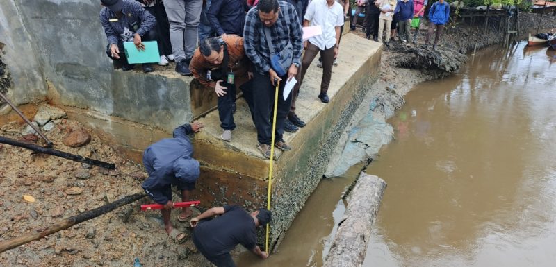 Proses persidangan pemeriksaan lapangan di Desa Marok Kecil  | Foto : Zonamu/Wandi