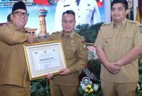 Bupati Lingga saat terima penghargaan dari Wakil Gubernur Kepri | Foto : Zonamu/Ist