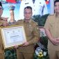Bupati Lingga saat terima penghargaan dari Wakil Gubernur Kepri | Foto : Zonamu/Ist