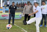 Tendangan Perdana Oleh Camat Singkep pertanda SPP Cup resmi di gelar | Foto : Zonamu/Harie