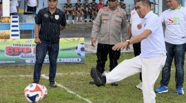 Tendangan Perdana Oleh Camat Singkep pertanda SPP Cup resmi di gelar | Foto : Zonamu/Harie