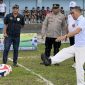Tendangan Perdana Oleh Camat Singkep pertanda SPP Cup resmi di gelar | Foto : Zonamu/Harie