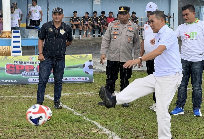 Tendangan Perdana Oleh Camat Singkep pertanda SPP Cup resmi di gelar | Foto : Zonamu/Harie