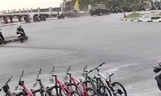 Avanza Hilang Kendali, Tabrak Warga Hingga Terjun Laut