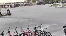 Rekaman cctv di kawasan coastal area Karimun Mobil Avanza Tabrak pengendara Parkir | Foto : Zonamu/Ist