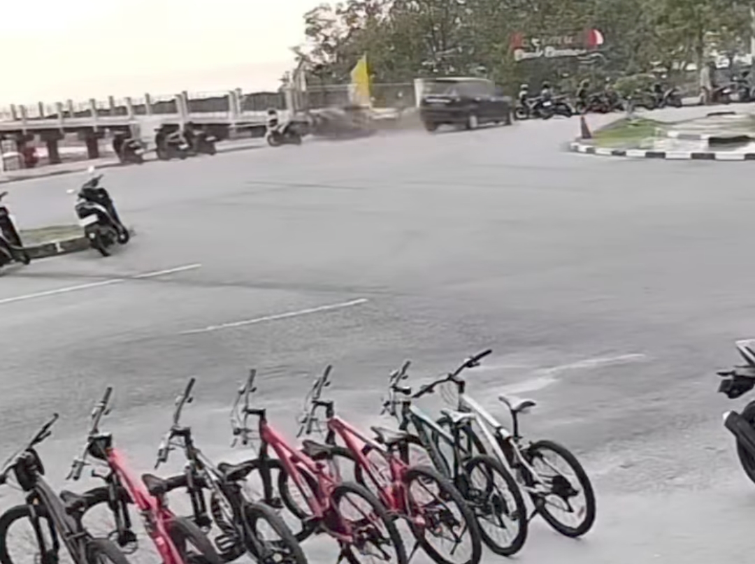 Rekaman cctv di kawasan coastal area Karimun Mobil Avanza Tabrak pengendara Parkir | Foto : Zonamu/Ist