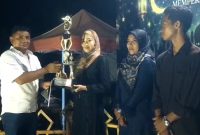 Pembagian hadiah kepada para peserta lomba | Foto : Zonamu/Paino