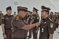 Kajar Lingga saat melantik para Kasubsi | Foto : Zonamu/Ist