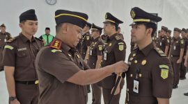 Kajar Lingga saat melantik para Kasubsi | Foto : Zonamu/Ist
