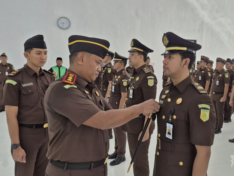 Kajar Lingga saat melantik para Kasubsi | Foto : Zonamu/Ist