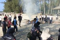 Aksi Goro Bersama di Pantai Batu Berdaun | Foto : Zonamu/Wandi