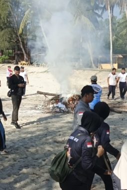 Pantai Batu Berdaun Dibersihkan, Kajari Lingga Ajak Semua Bergerak
