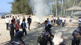 Aksi Goro Bersama di Pantai Batu Berdaun | Foto : Zonamu/Wandi