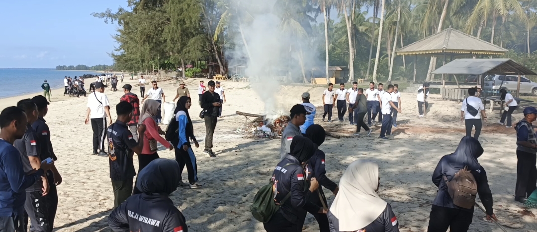 Aksi Goro Bersama di Pantai Batu Berdaun | Foto : Zonamu/Wandi