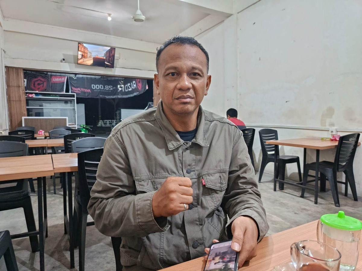 Feri Setiawan, Ayah pelapor Y, saat diwawancarai media ini terkait kasus tersebut di Kedai Kopi Abu Dafi #11 pada, Jumat (10/4/2026) malam | Foto: Ami