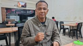 Feri Setiawan, Ayah pelapor Y, saat diwawancarai media ini terkait kasus tersebut di Kedai Kopi Abu Dafi #11 pada, Jumat (10/4/2026) malam | Foto: Ami