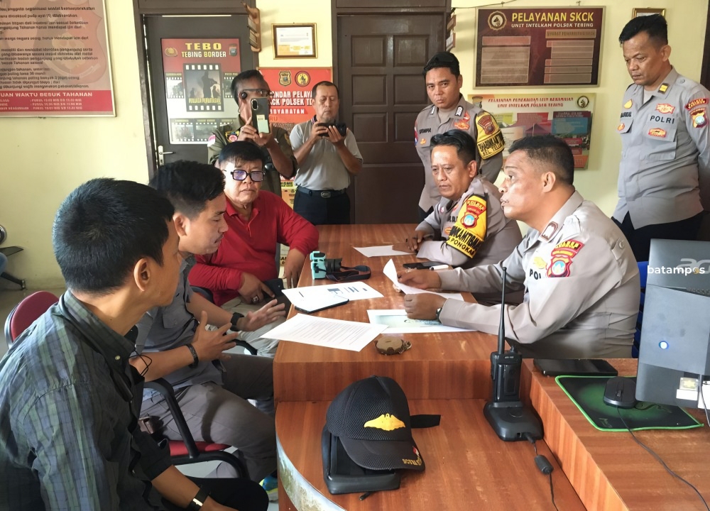 Jurnalis Ami Bagan didampingi kedua saksi R. Hary dan Muhamad Sarih saat melaporkan TW ke Polsek Tebing pada, Senin (13/4/2026) | Foto: Zonamu/Ami