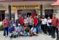 Puluhan Jurnalis yang hadir di Polsek Tebing meminta pihak Kepolisian segera mengusut tuntas kasus dugaan pengancaman dan pelanggaran UU Pers yang dilakukan TW | Foto: Zonamu/Ami