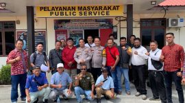 Puluhan Jurnalis yang hadir di Polsek Tebing meminta pihak Kepolisian segera mengusut tuntas kasus dugaan pengancaman dan pelanggaran UU Pers yang dilakukan TW | Foto: Zonamu/Ami