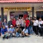 Puluhan Jurnalis yang hadir di Polsek Tebing meminta pihak Kepolisian segera mengusut tuntas kasus dugaan pengancaman dan pelanggaran UU Pers yang dilakukan TW | Foto: Zonamu/Ami